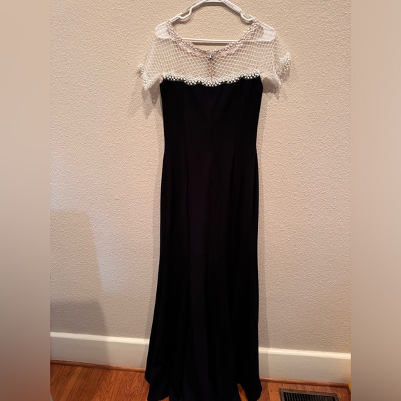 $388 Tadashi Shoji Lace Yoke Crepe Gown two-tone column black white maxi dress - Picture 10 of 11